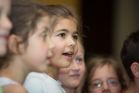 Kinder lauschen