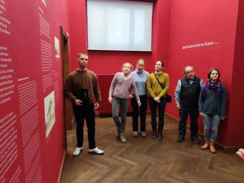 Erwachsene im Museum