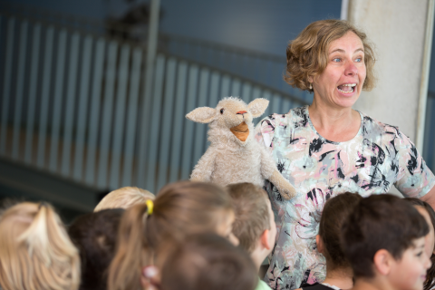 ANke Schupp erzählt KIndern im Museum